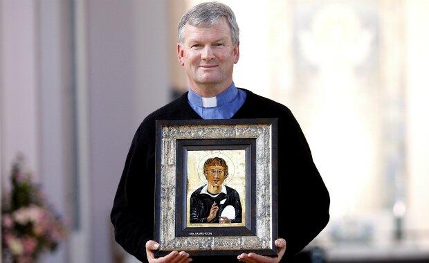 Dean Frank Nelson with the All Black icon that will soon nip across the Tasman.