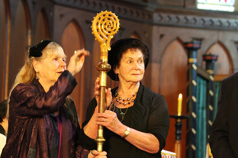 These two women are the granddaughters of Rev Hetekia Rika Heke, one of the Nga Puhi clergy at the 1914 service.