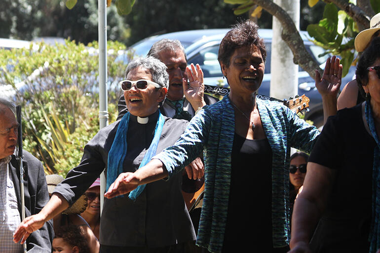 That's the Rev Numia Tomoana (left) taking part in a Ngati Kahungunu waiata.