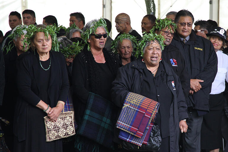 The karanga goes out, and the ope from the Kingitanga moves on Kauaetangohia.