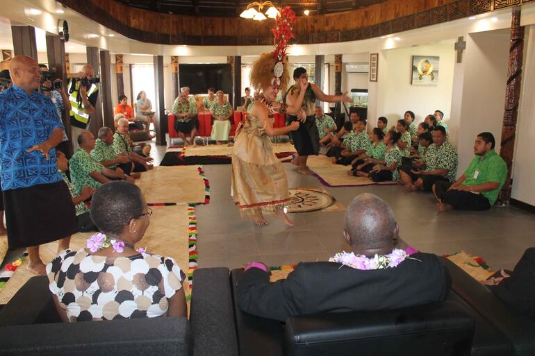 Taupou performs traditional dance for Archbishop John and Margaret Sentamu. – Samoa Tourism