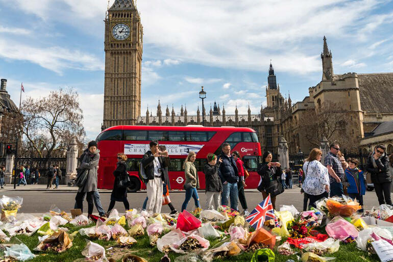 People leaves flowers and tributes to those who died in the 2017 UK Parliament terrorist attack. Photo: Alexandre Rotenberg/Shutterstock.com
