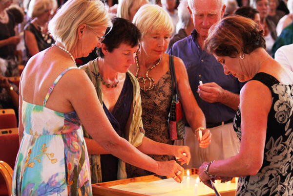 Hundreds of Aucklanders lit candles for Canterbury at Holy Trinity Cathedral's memorial service.