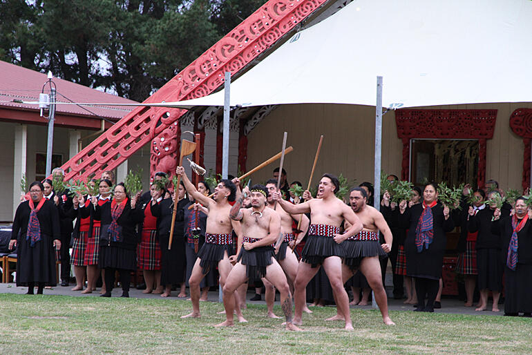 Ōmahu challengers and singers assemble as the 2024 General Synod pōhiri begins.