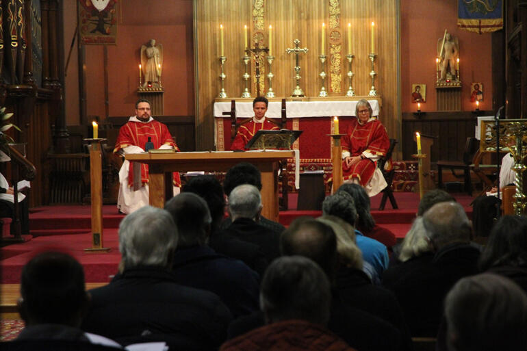 A quiet moment in the liturgy at the Anglo-Catholic Hui.