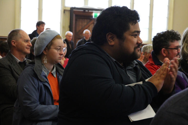 Toupili Pamatangi joins with Anglo-Catholic Hui members as they applaud Fr Richard Peers in thanks for his teaching.