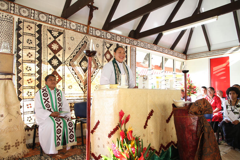 Rev Liliani Havili welcomes the Fono to the opening Eucharist, assisted by Rev Lusi Luvuri Sinolo. Rev Liliani Havili welcomes the Fono to the opening Eucharist, assisted by Rev Lusi Luvuri Sinolo.
