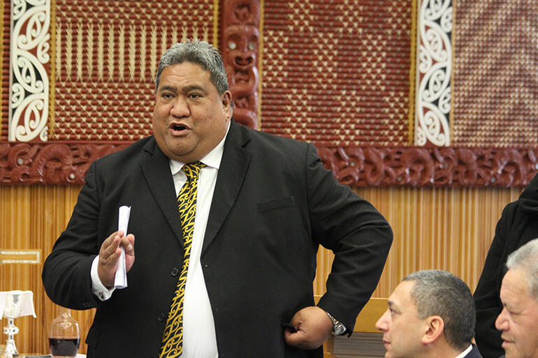 Otene Rewiti, who has ties to Ngati Hau (and Ngati Whatua) speaks for the manuhiri.