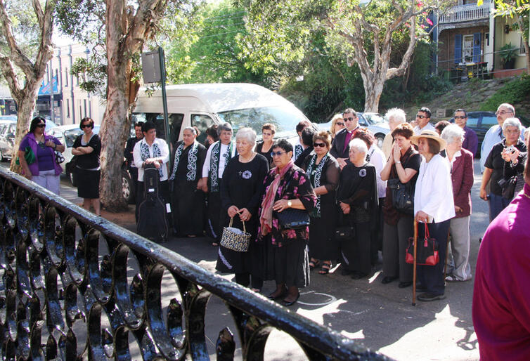 The manuhiri being called in from Elizabeth St to Te Wairua Tapu.