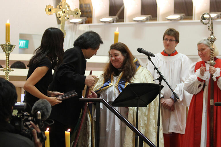 Lynda presents gifts to the architects Shigeru Ban and Yoshie Naramatsu at the civic opening of the Transitional Cathedral on September 1.