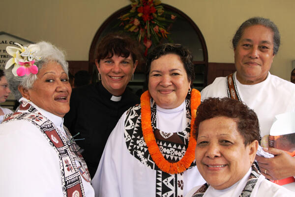 Brenda Reid Sio with some supporters. From left: Archdeacons Taimalelagi and Carole Hughes, and Ema Hala'api'api and Amy Chambers