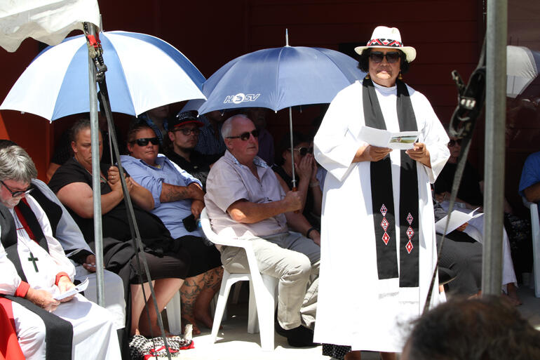 Rev Hannah Pomare from Te Hui Amorangi o Te Waipounamu leads prayers.