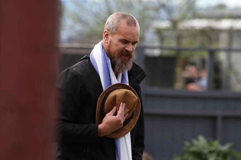 Eli Tapine from Te Hui Amorangi o Te Upoko o Te Ika speaks first for the manuhiri. Eli Tapine from Te Hui Amorangi o Te Upoko o Te Ika speaks first for the manuhiri.