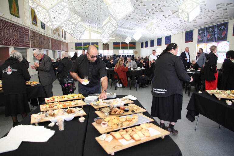 Ōmahu hosts Te Runanganui and its international guests in the wharekai after the pōhiri. Ōmahu hosts Te Runanganui and its international guests in the wharekai after the pōhiri.