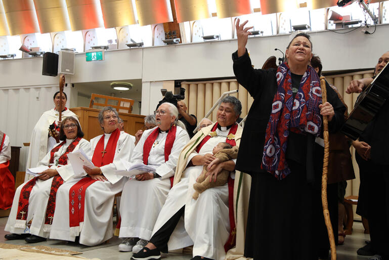 Aunty Tihi Puanaki leads her roopu in a waiata to welcome the new bishop.