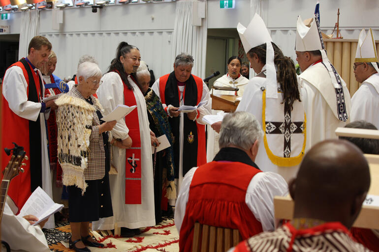 L-R: Bp Peter Carrell, Ven Mere Wallace, Dame Areta Koopu, Rev Helen Gray, Reihana Parata and Bp Waitohiariki Quayle present Susan.