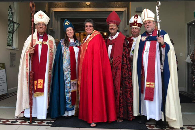 Supporting Dean Wendy L-R: Bp Ngarahu Katene, Bp Eleanor Sanderson, Dean Wendy Scott, Bp Justin Duckworth, Abp David Moxon, Abp Philip Richardson.