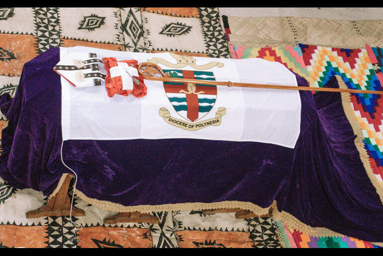 Archbishop Fereimi Cama's casket lies in his Cathedral, adorned with the arms of his Diocese of Polynesia.