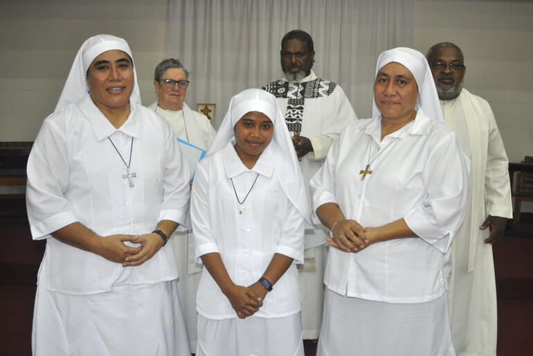 Clothed in light as a Moana Community novice. L-R: Sr Kalolaine, Rev Sue Halapua, Novice Miliva, Fr Winston Tarere, Sr Vutulongo, Fr Orisi Vuki.