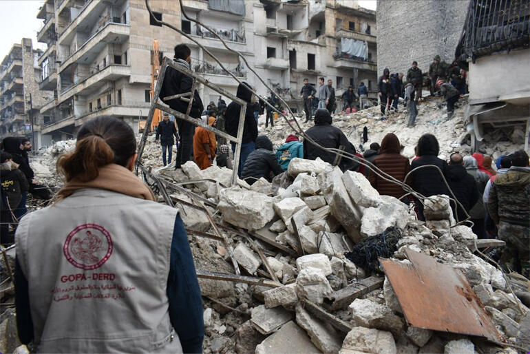 An aid team member from CWS Syria-Turkey Earthquake Appeal partner GOPA-DERD arrives at the site of a building collapse on 6 February 2023.